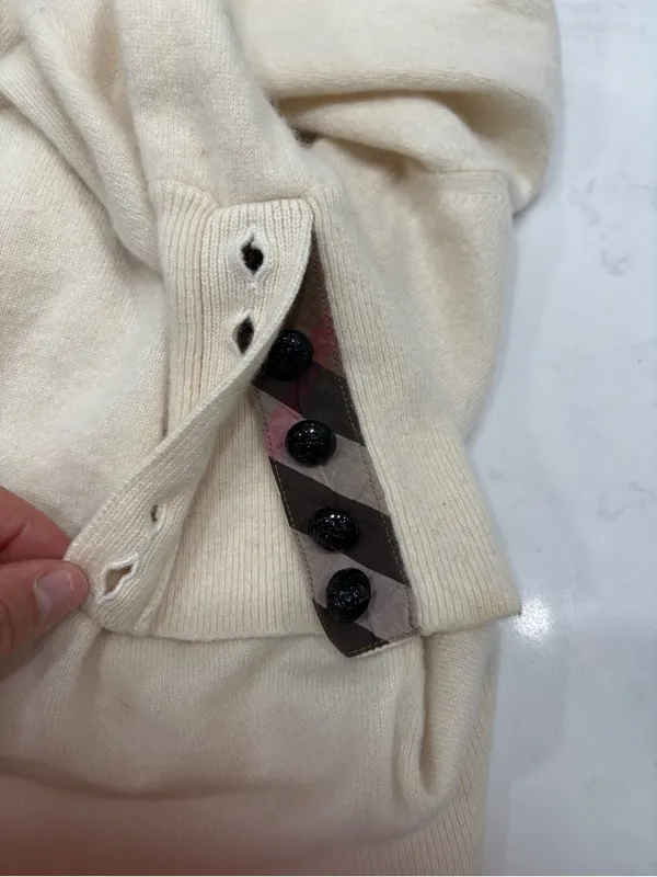 Burberry 100% cashmere sweater fits more like a Medium/large - Image 5