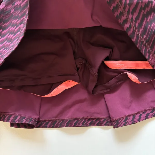 Lululemon‎ Athletic Skirt Women's Size 6 Burgundy Black Print Built In Shorts - Image 5