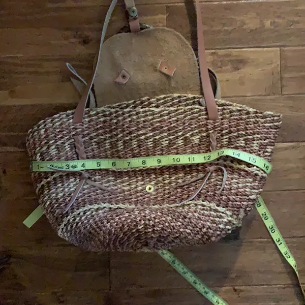 Vintage straw purse‎ with leather straps and wood detail - Image 7