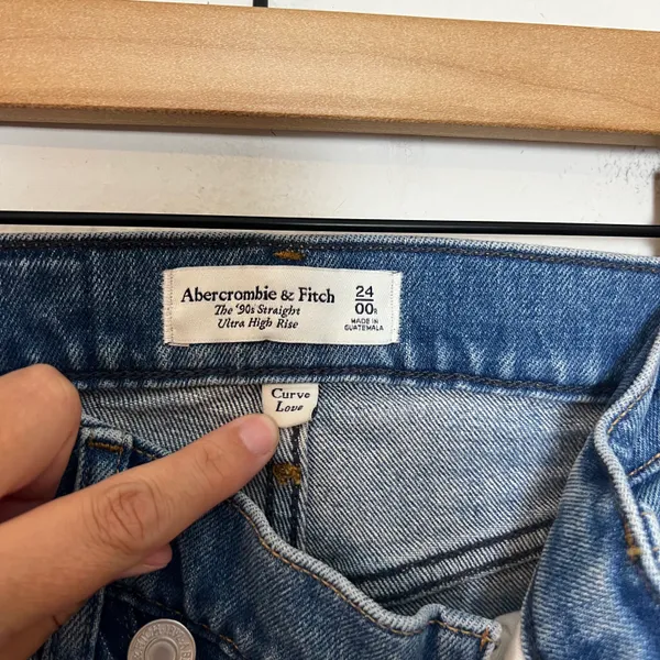 ABERCROMBIE- Curve Love Ultra High Rise 90s Straight Jean Criss-Cross - Image 9