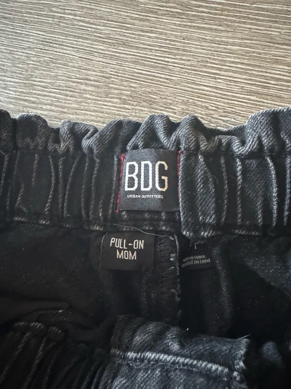 BDG Pull On Mom Shorts  - Image 4