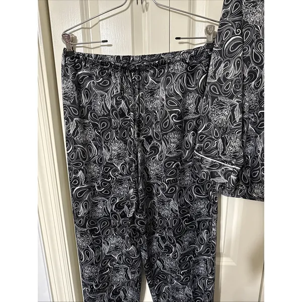 Women's Cabernet Sleepwear Set Pajamas Black And White Paisley Medium - Image 3