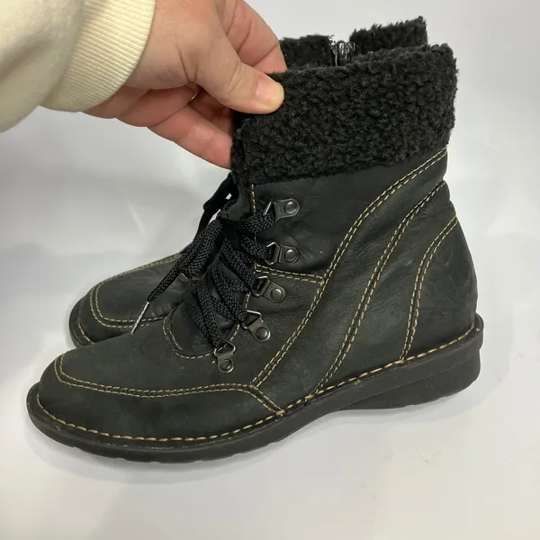 Clarks Nikki Imperial lace up boots Black leather woman's size 8 faux‎ fur - Image 4