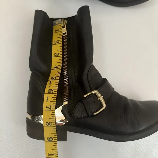 Aldo Boots Womens 7.5 Black Leather Ankle Zip Up Moto Gold Hardware Buckle Biker - Image 5