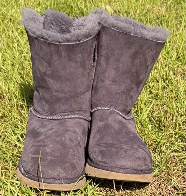 Rare Ugg Bailey Bow II boots in "Nightfall" Size 8 - Image 6
