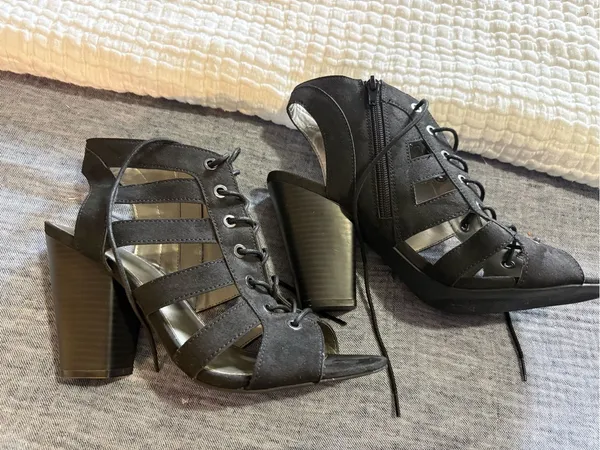Black lace-up caged high-heel sandal - Image 3