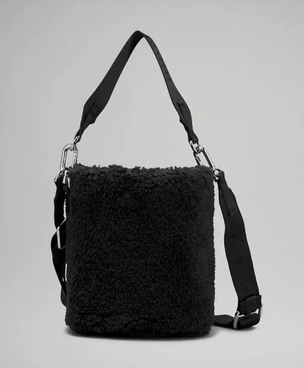 Lululemon NWT Crossbody Fleece Bucket Bag 2.5L - Image 2