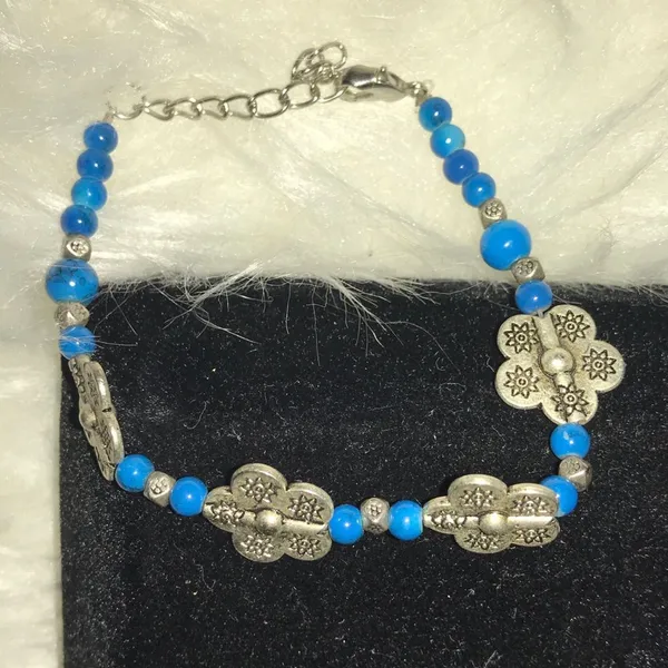 New- bohemian flower bracelet with blue beads adjustable - Image 2