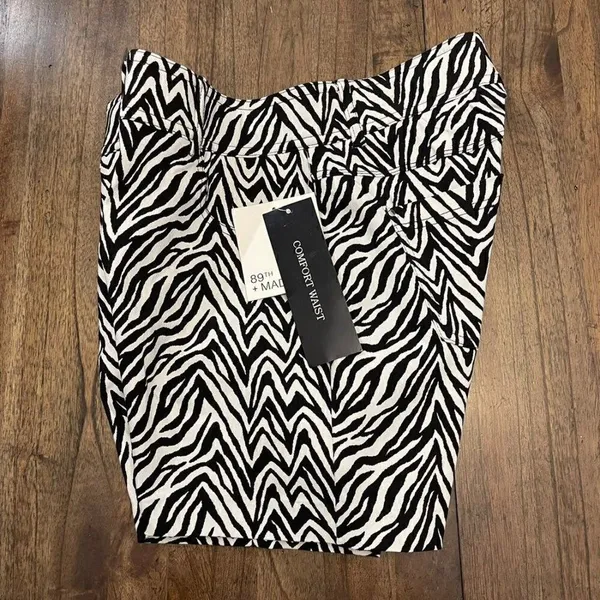 89th + Madison | Zebra Stretch Shorts Black Size 6 - Image 2