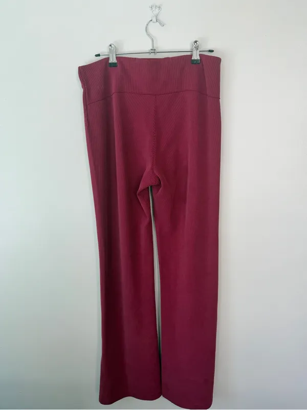 Lululemon Brushed Softstreme Rib Zip Flare 32.5" Pomegranate 10 RARE - Image 3