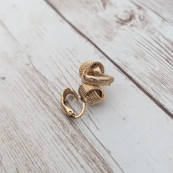 Vintage Avon Clip On Earrings - Pretty Gold Tone Interlocking Design 3/8" - Image 7