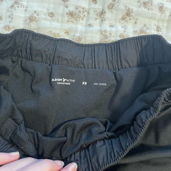 Old Navy Women's Black Athletic Shorts - Image 2