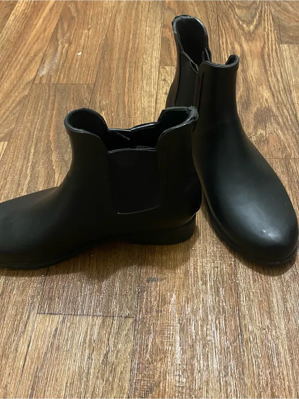 The Gap Womens Size 8 Chelsea Black Rubber Ankle Rain Boots Booties 6”H Tall - Image 2