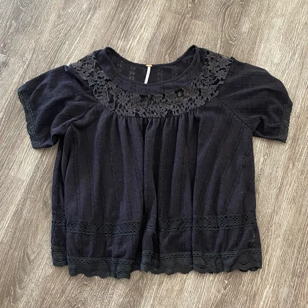 Free People boho crochet and lace short sleeve boxy top black medium - Image 5