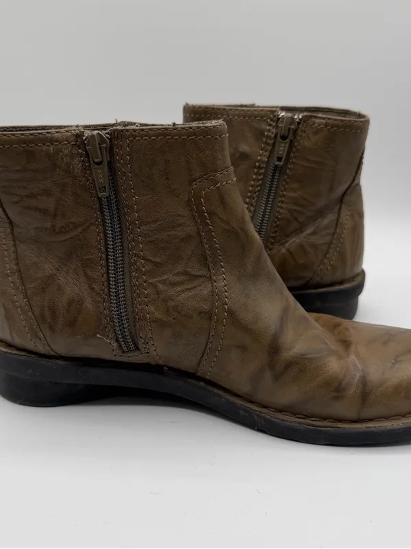 Clarks Bendables Olive Leather Ankle Boots Buckle Zip Womens 5M 68741 - Image 5