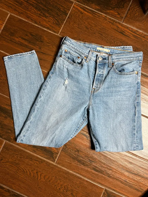 Levi’s Light Wash Denim Distressed High Rise Wedgie Jeans women’s Size 28 - Image 2