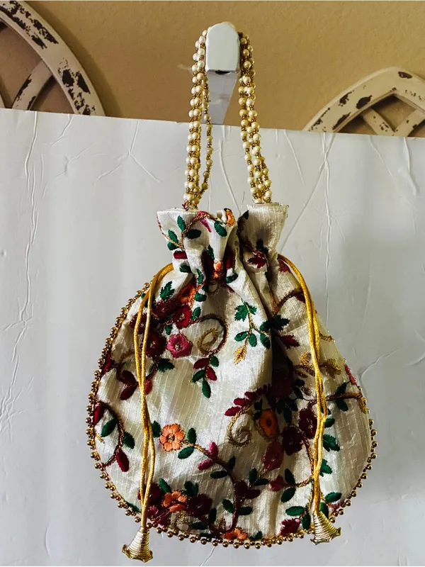 Embroidered Cream Floral Beaded Handle Women's Evening Bag - Image 3
