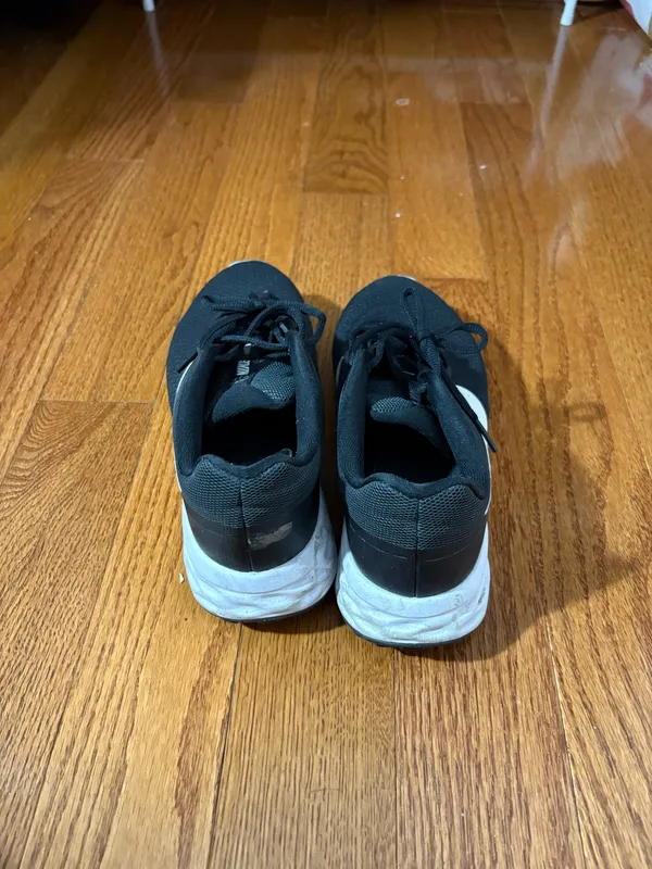 Black Nike sneakers - Image 4