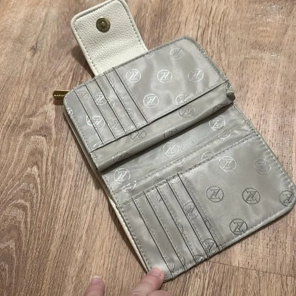 ADRIENNE VITTADINI |‎ Woman's Off White Pebble Leather Bifold Clutch Wallet - Image 4