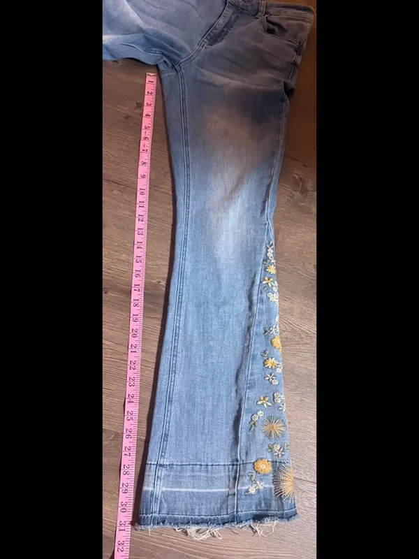 Ashley Mason embroidered flare legged jeans. Size 5/27" - Image 5