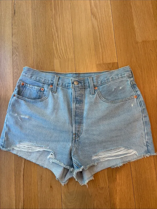 Levi’s Denim 501 Shorts Light Wash Raw Hem Size 32 - Image 2