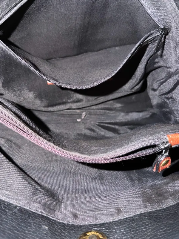 Vintage Etienne Aigner Black Shoulder Bag with Orange Trim - Image 6