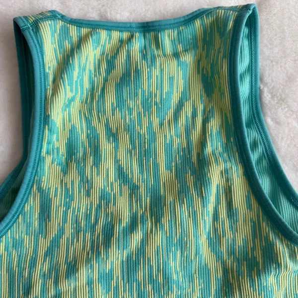 Athleta Aurora Seamless Crop Rib Tank Size Small - Image 8