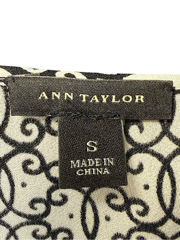 Size S Ann Taylor Geometric Black & White Flowy Short-Sleeve V-Neck Blouse Top - Image 3