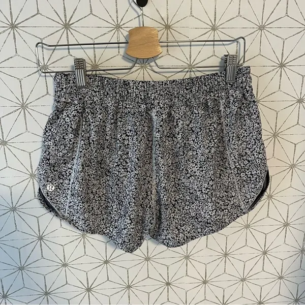 Lululemon Hotty Hot Short II *2.5" Ditsy Daisy White Black - Image 7
