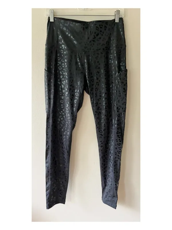 Sz M Pull On Black-on-black leopard print Leggings with side pockets - Image 2