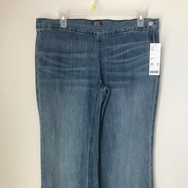 BDG Bella Low-Rise Flare Jeans - Image 5