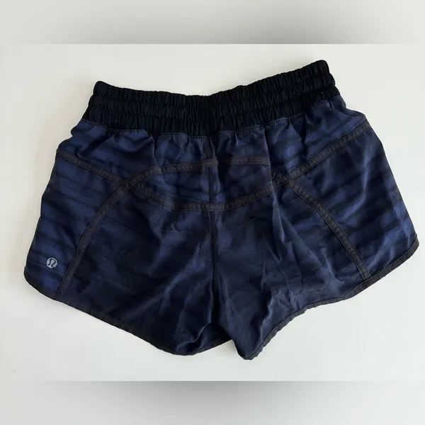 Lululemon women blue stripe print shorts 6 - Image 2
