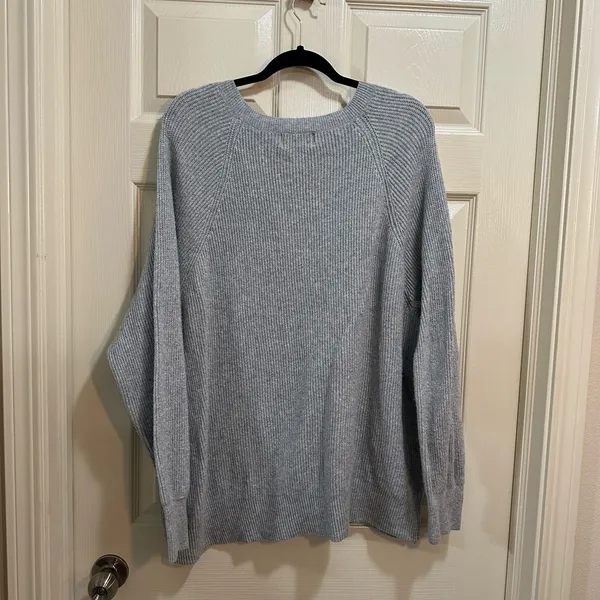 Women’s Old Navy long sleeve v-neck sweater light gray size 3X - Image 5