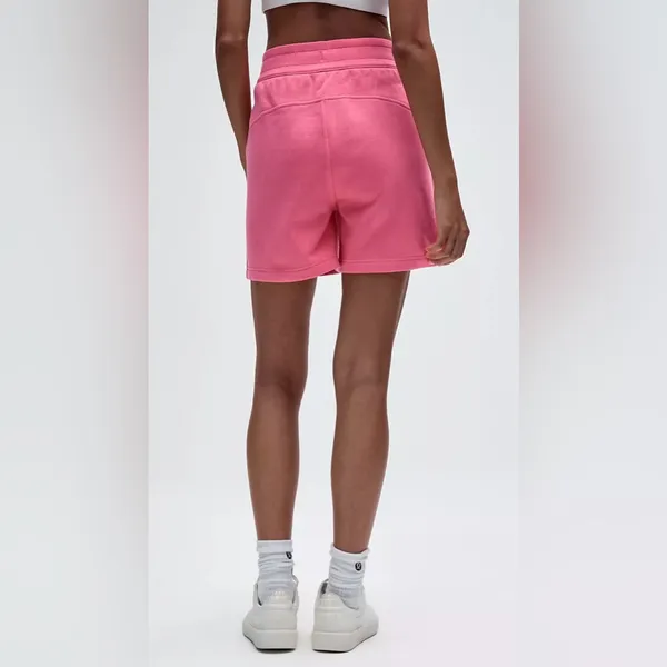 NEW Lululemon Scuba High Rise 5” Shorts Sakura Pink Size 8 with Pockets - Image 3