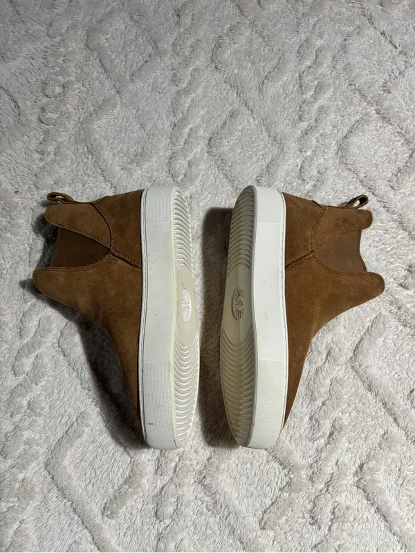 Ugg shoes size 7 - Image 2