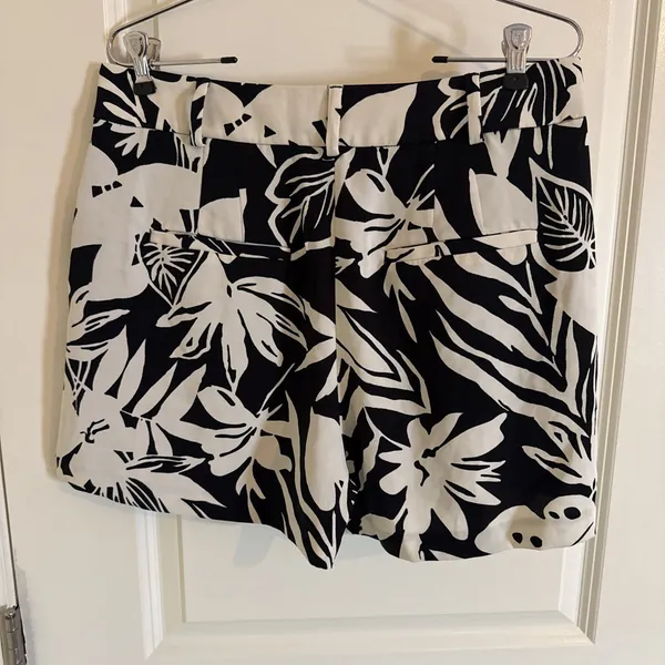 Express Stylist Shorts Women's 10 Black & White Floral Pleated High Rise - Image 2