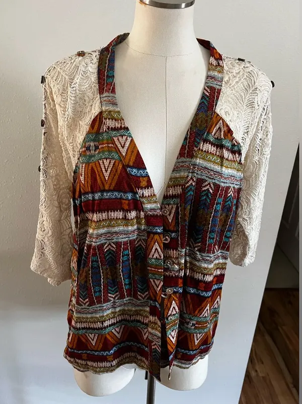 NWT - M - GIMMICKS by BKE - Multicolor Patterned Women's Top with Lace Sleeves - Image 2