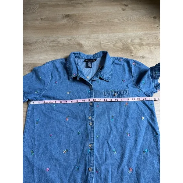 EUC Denim & Co short sleeve denim button up embroidered flowers 90s vintage sz L - Image 5