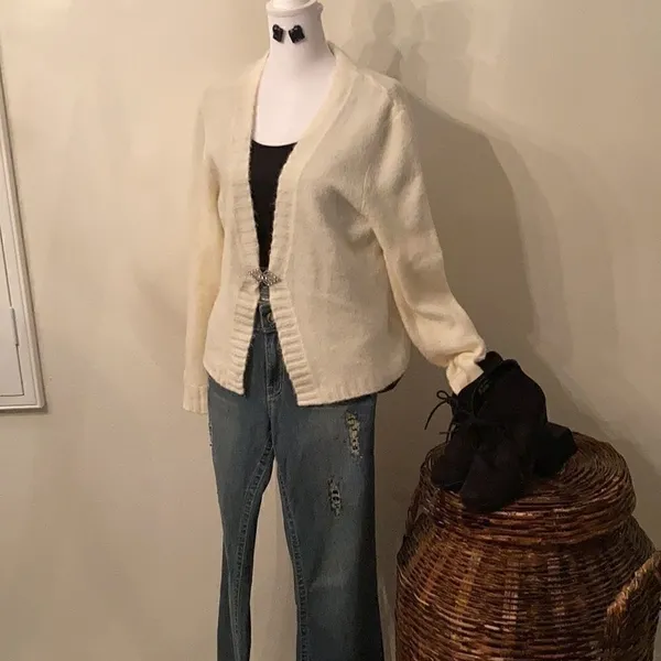Faded glory NWT size large beautiful cream cardigan with jeweled clasp - Image 4