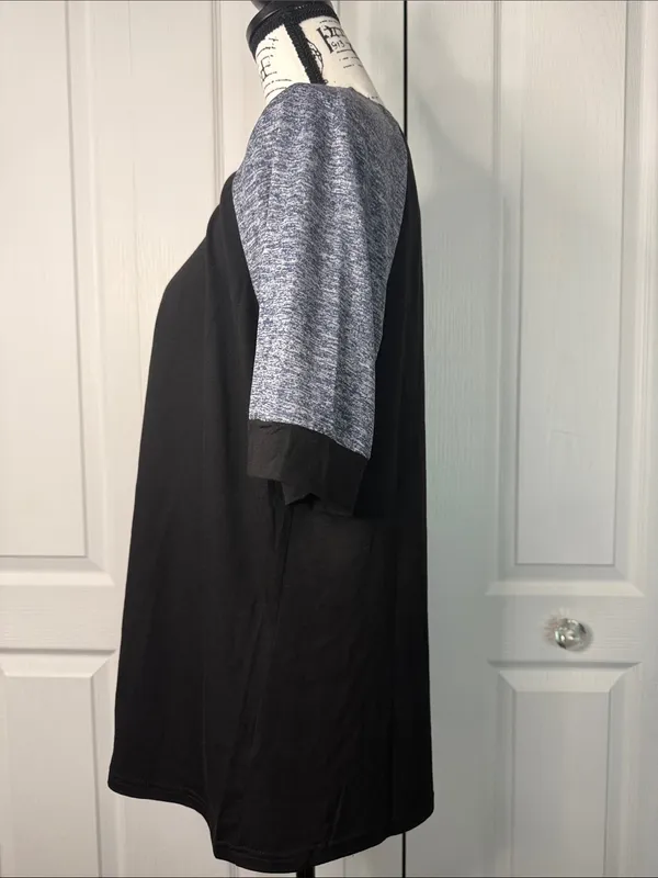 BloomChic Black Tee with Heather Gray Raglan Sleeves Size 10 - Image 4