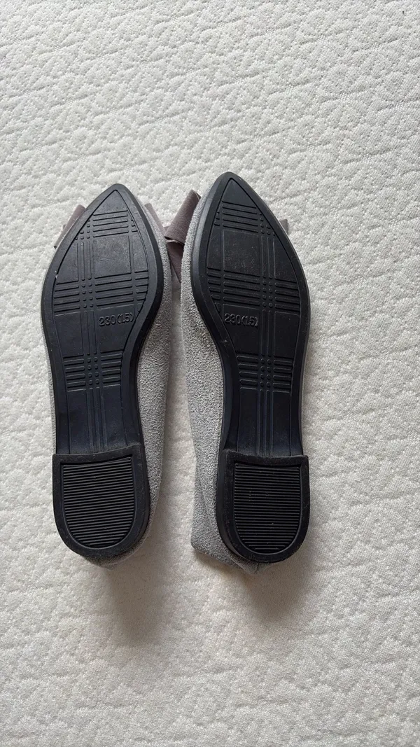 Women’s Gray Bow Ballet Flats – Good Condition Size 5.5 - Image 3