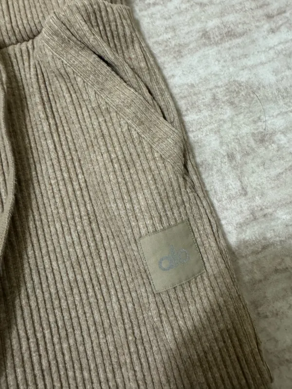 Alo yoga muse sweatpants size xs  - Image 3