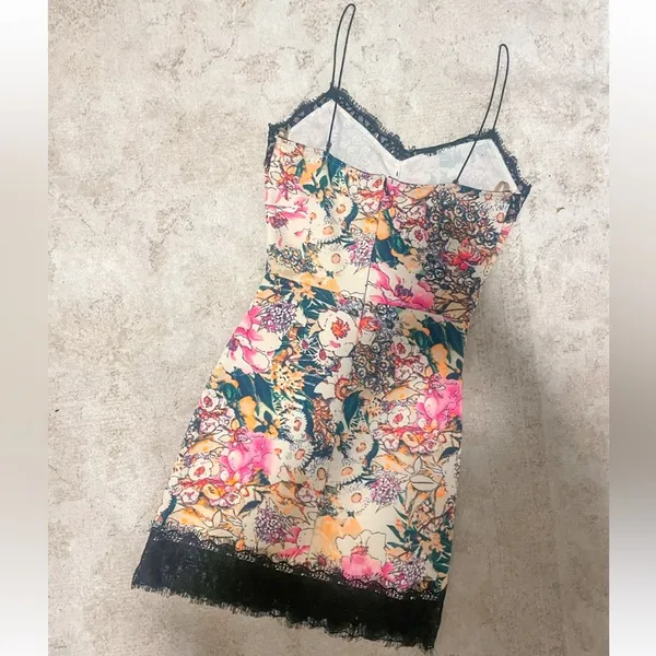 Floral bodycon dress with lace detailing. - Image 2