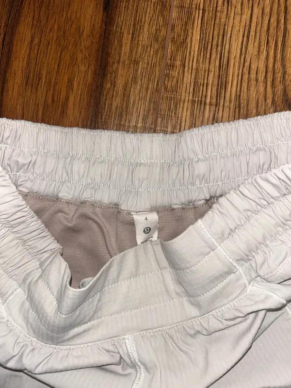 Lululemon White Hotty Hot 2.5" Shorts Low-Rise - Image 2
