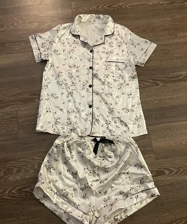 Boutique New White Flower Print Satin Pajama Set. Size Small - Image 6