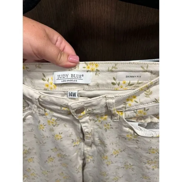 Judy blue floral jeans size‎ 14 skinny fit - Image 2