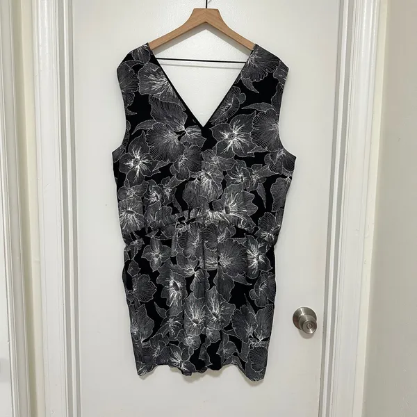 LOFT |‎ NWT Women's Black White Floral V-Neck Sleeveless Romper, Size XL - Image 3