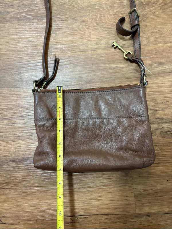 Fossil Brown Leather Crossbody Purse Adjustable Strap Key Charm Zip Top Bag - Image 4
