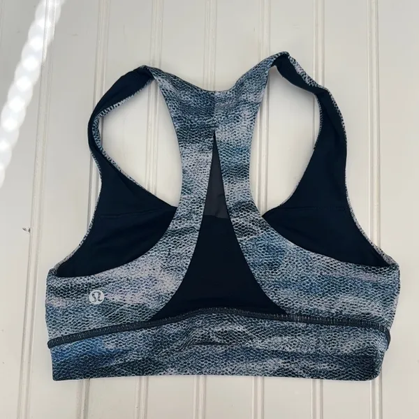 Lululemon Women's Blue Patterned Sports Bra - Image 2