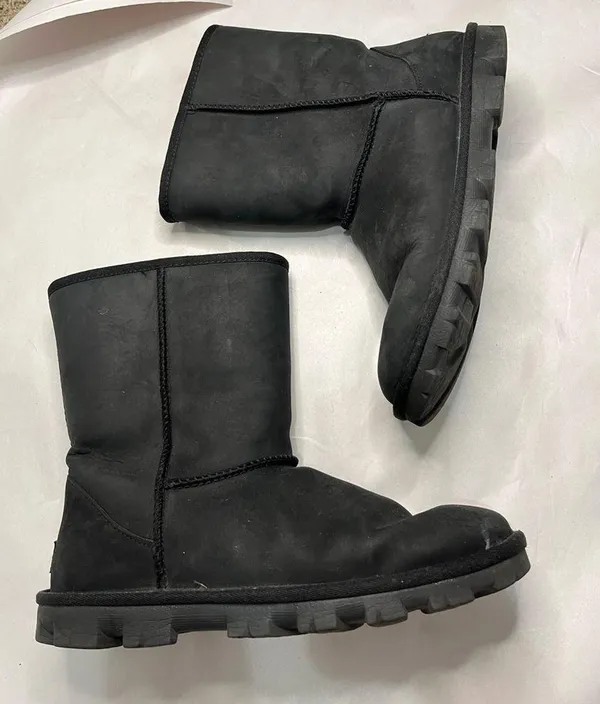 UGG Essential Short Leather Boot Sz 10 Black Water Resistant - Image 3